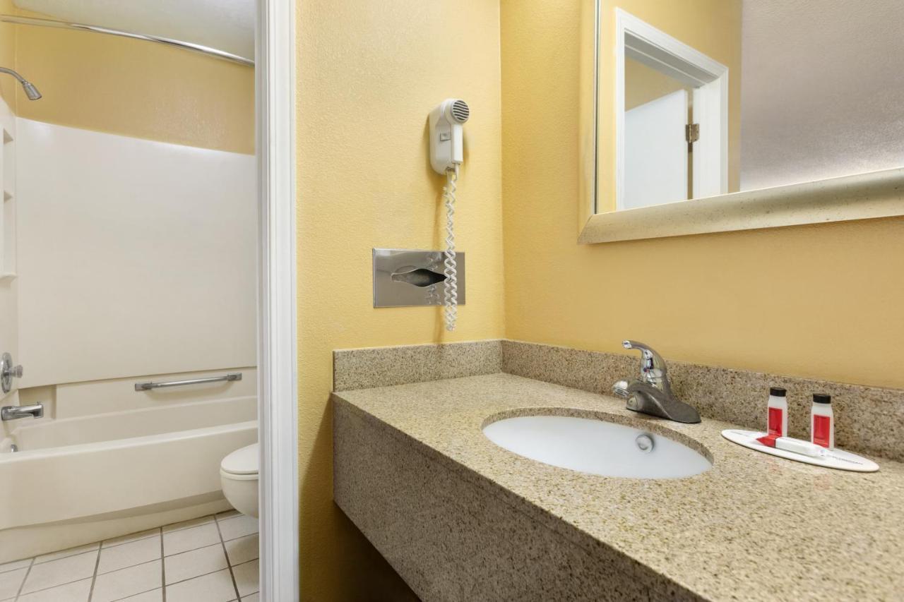Super 8 By Wyndham Findlay Hotel Екстериор снимка