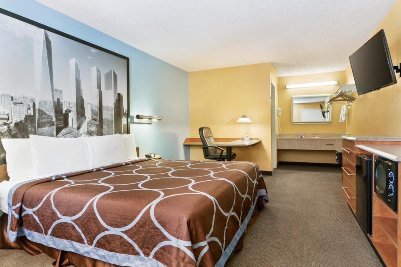 Super 8 By Wyndham Findlay Hotel Екстериор снимка