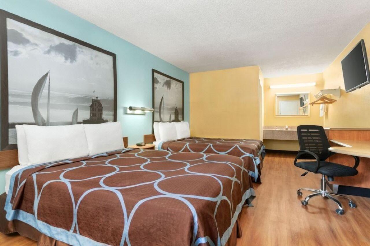 Super 8 By Wyndham Findlay Hotel Екстериор снимка