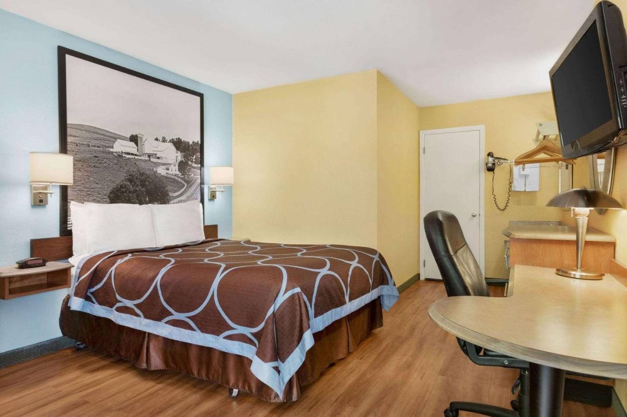 Super 8 By Wyndham Findlay Hotel Екстериор снимка
