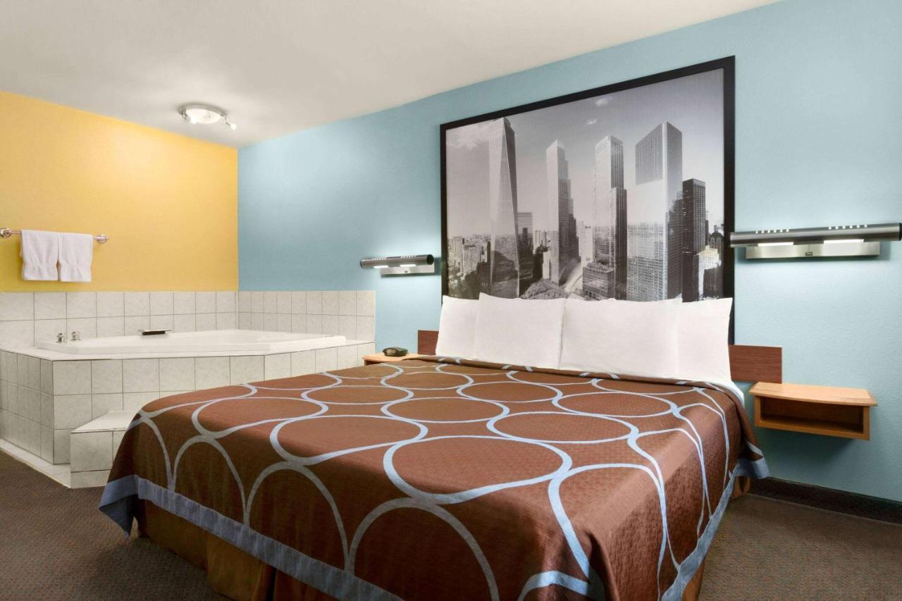 Super 8 By Wyndham Findlay Hotel Екстериор снимка