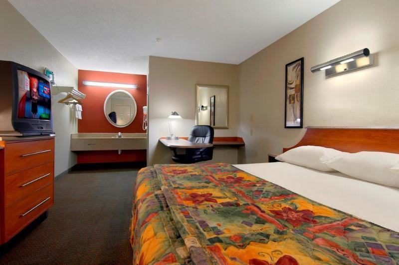 Super 8 By Wyndham Findlay Hotel Екстериор снимка