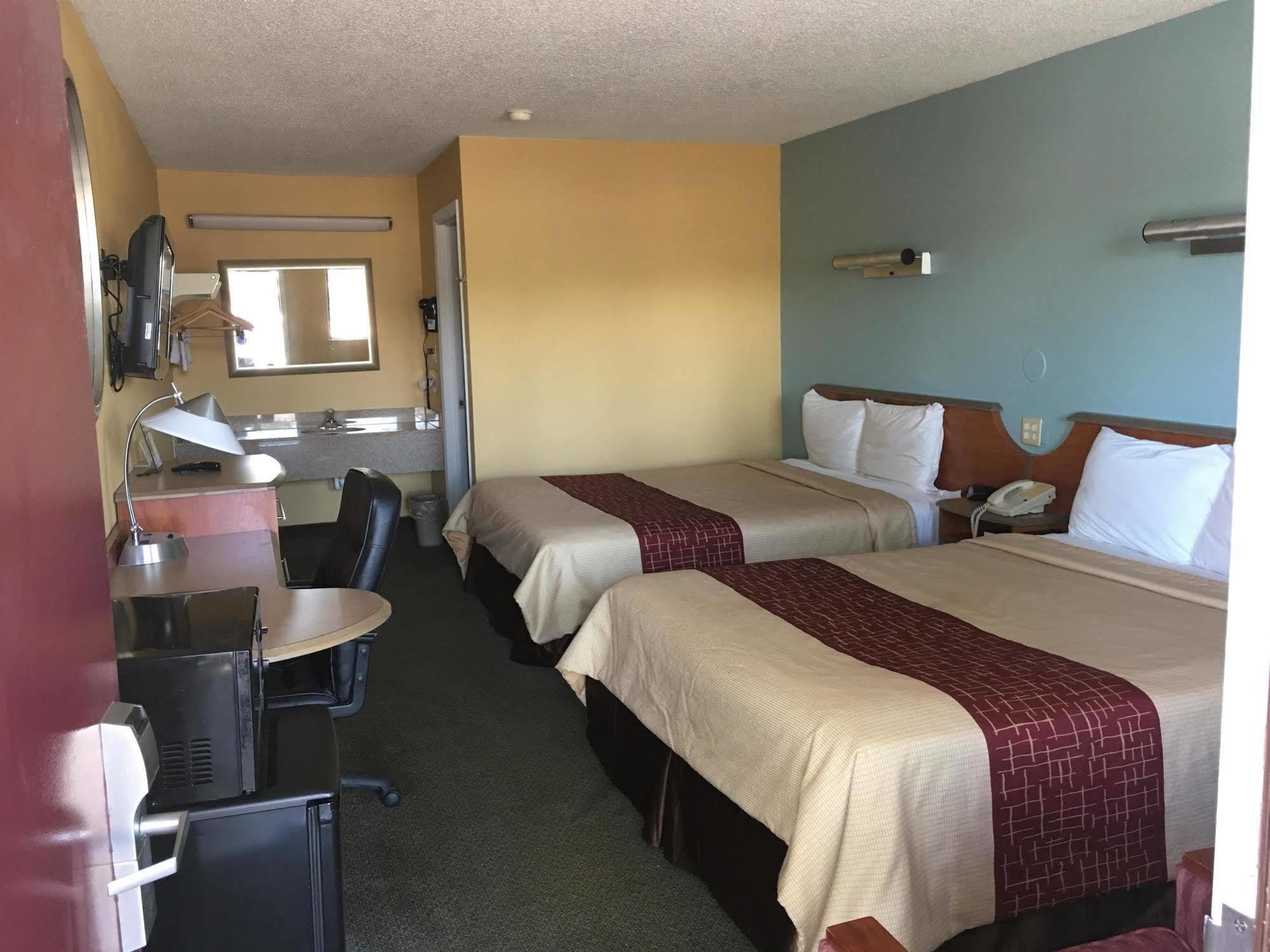 Super 8 By Wyndham Findlay Hotel Екстериор снимка